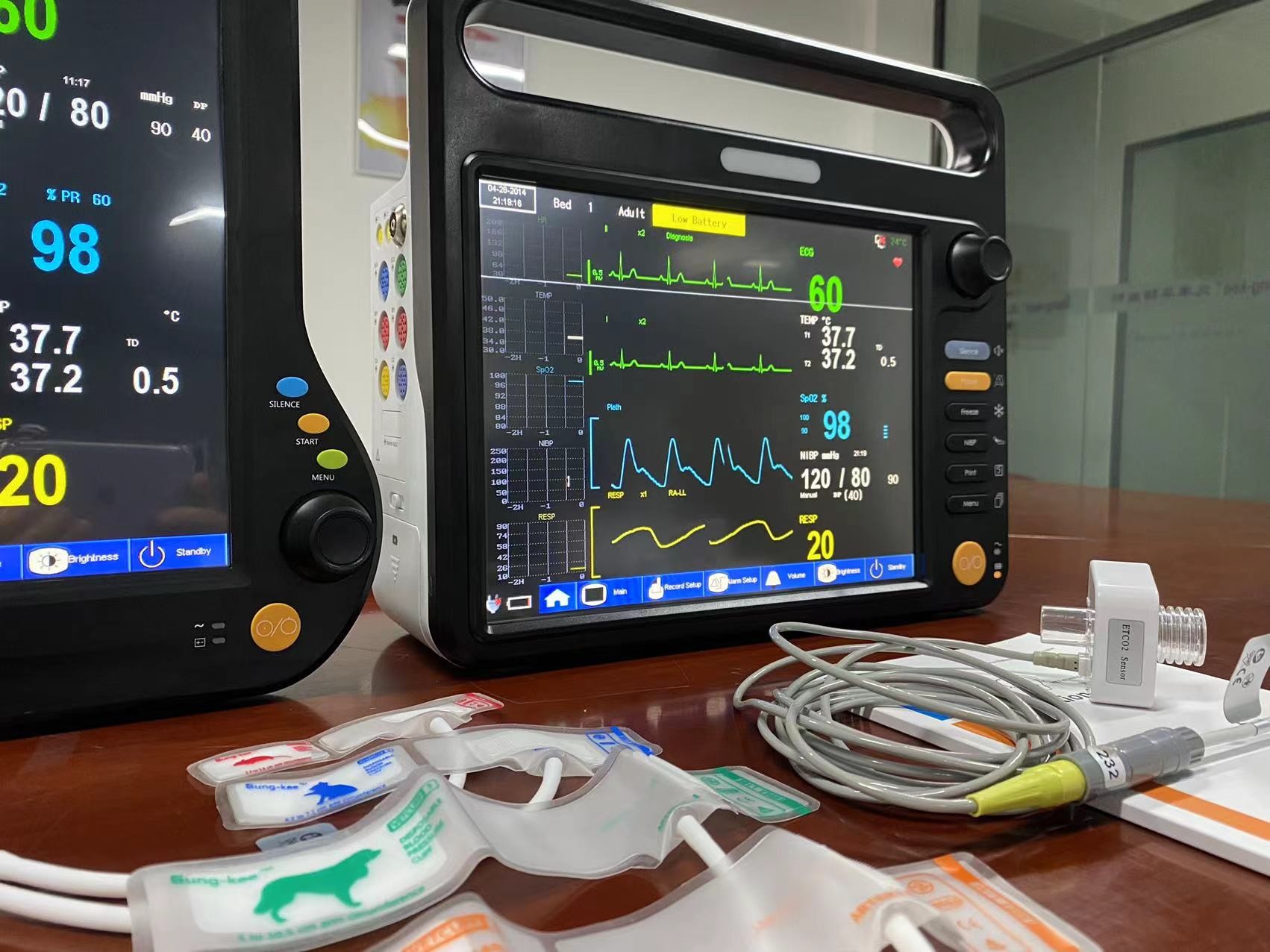 Multi Language Veterinary Multiparameter Monitor 12.1 Inch OEM ODM