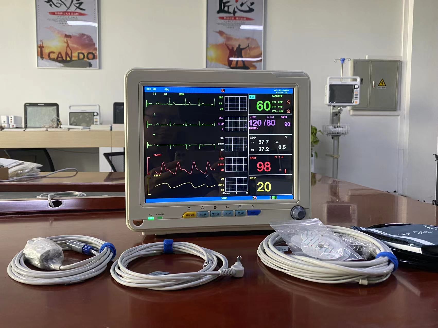 Portable Multi Parameter Patient Monitor With ECG SPO2 NIBP And Temp ...
